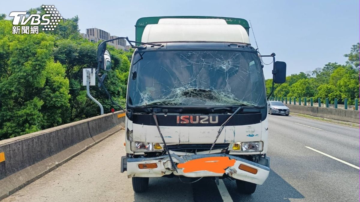 大貨車擋風玻璃碎裂。(圖/TVBS)