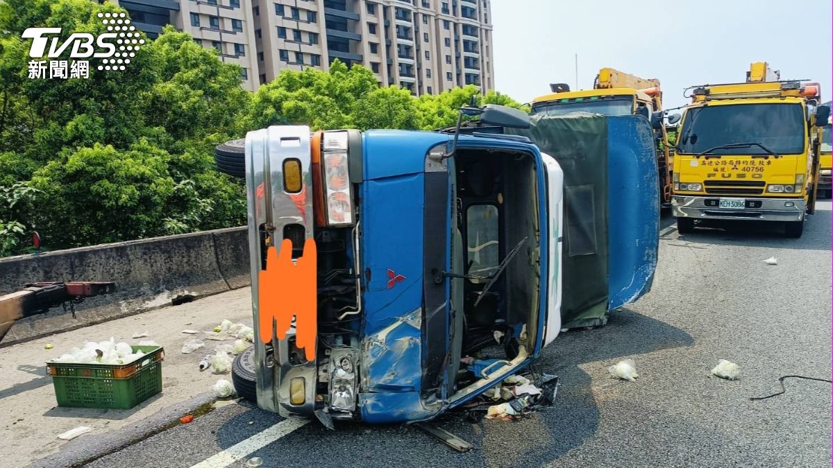 小貨車不慎翻覆。(圖/TVBS)