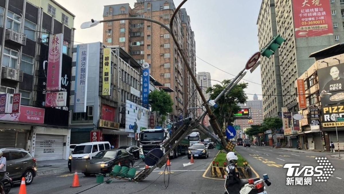 上班注意!蘆竹貨車勾到電線 號誌桿「橫躺路中」釀大堵塞