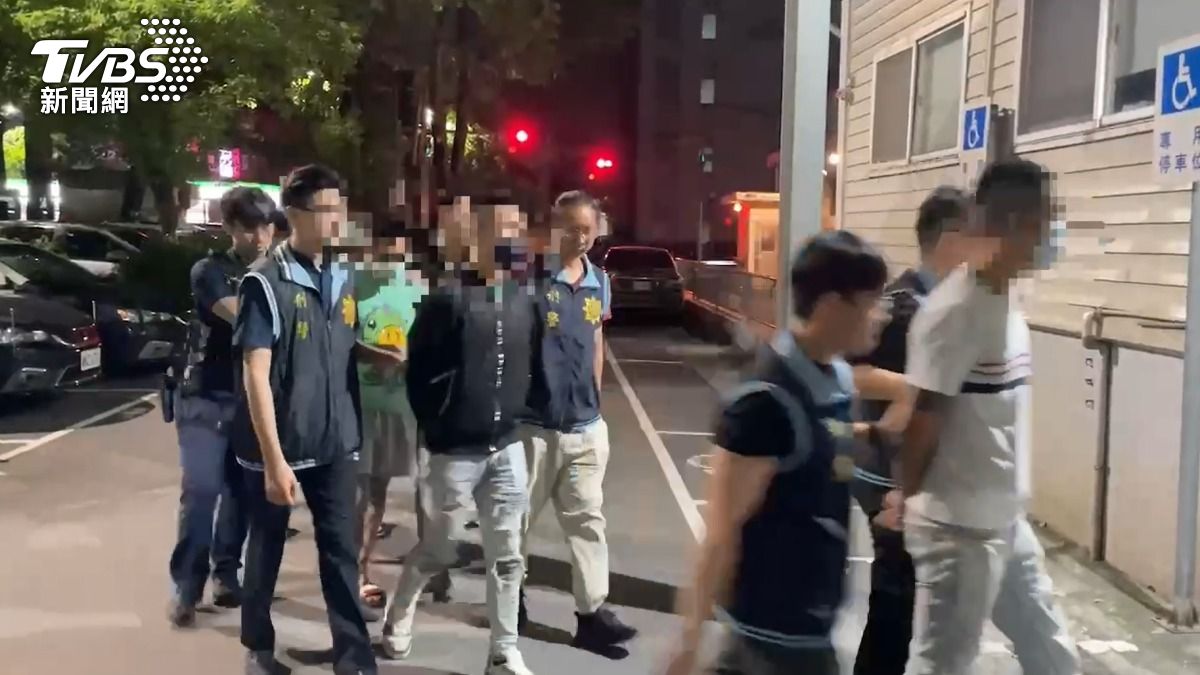 警方逮捕討債的李男等4人。(圖/TVBS)