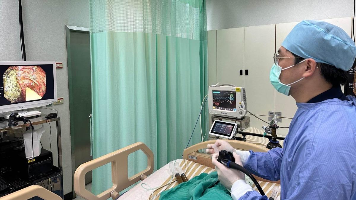 女大生染難纏細菌!腸道潰瘍、每日腹瀉5次 醫用糞便讓她痊癒