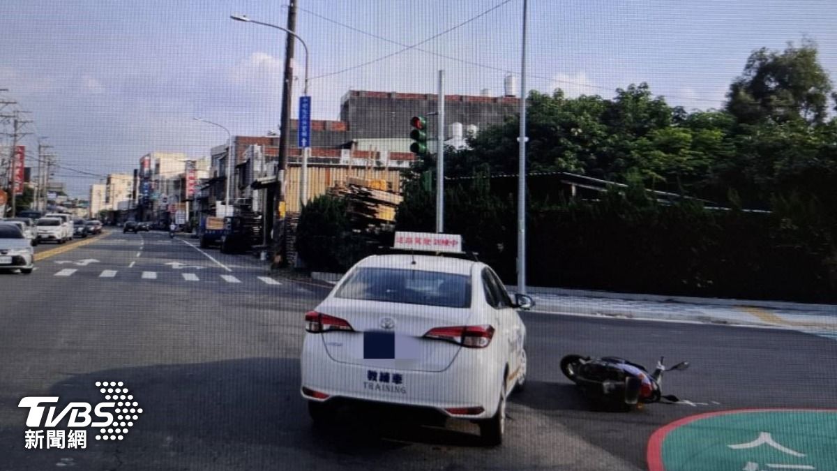 呼叫教練!中壢23歲妹子考駕照練車 右轉撞倒騎士尷尬了