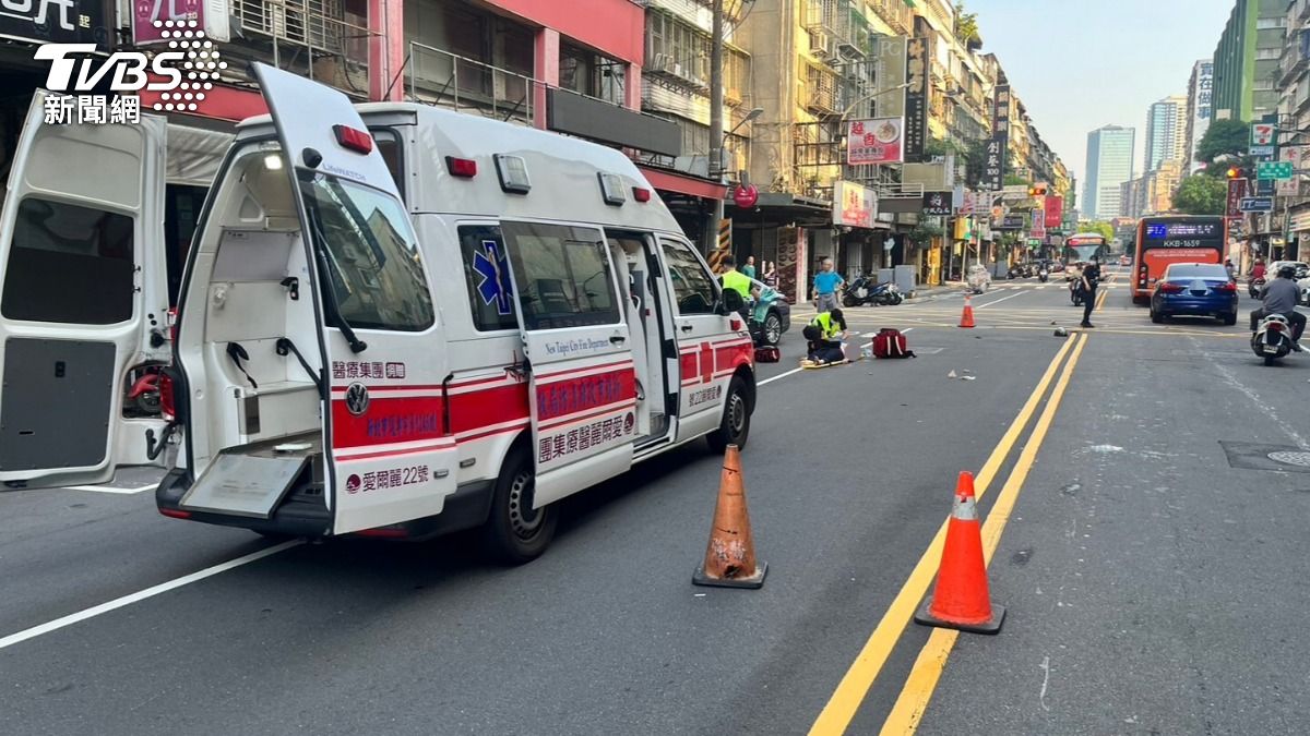 快訊/新北中和死亡事故!小轎車攔腰撞機車 7旬婦噴飛傷重亡