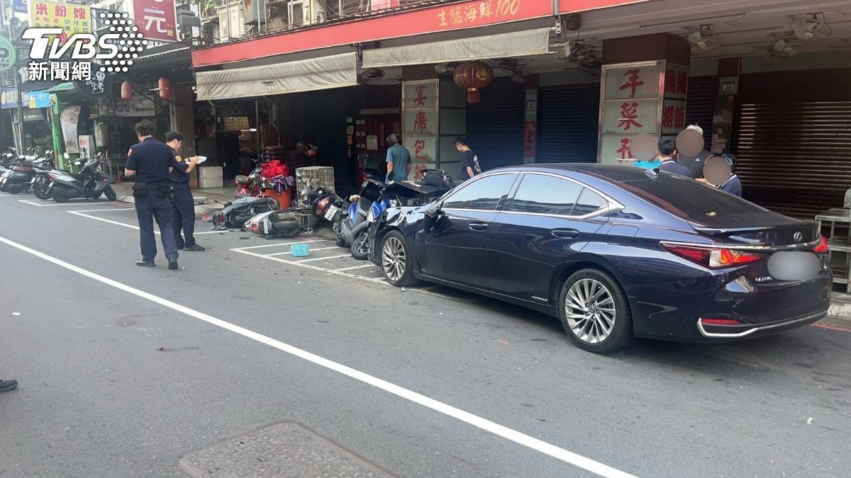 小轎車撞上婦人後又往前滑行衝撞停車格內的機車。(圖/TVBS)