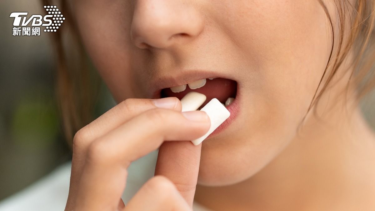 嚼口香糖=吞塑膠下肚?研究:嚼4分鐘上百塑膠微粒被釋出