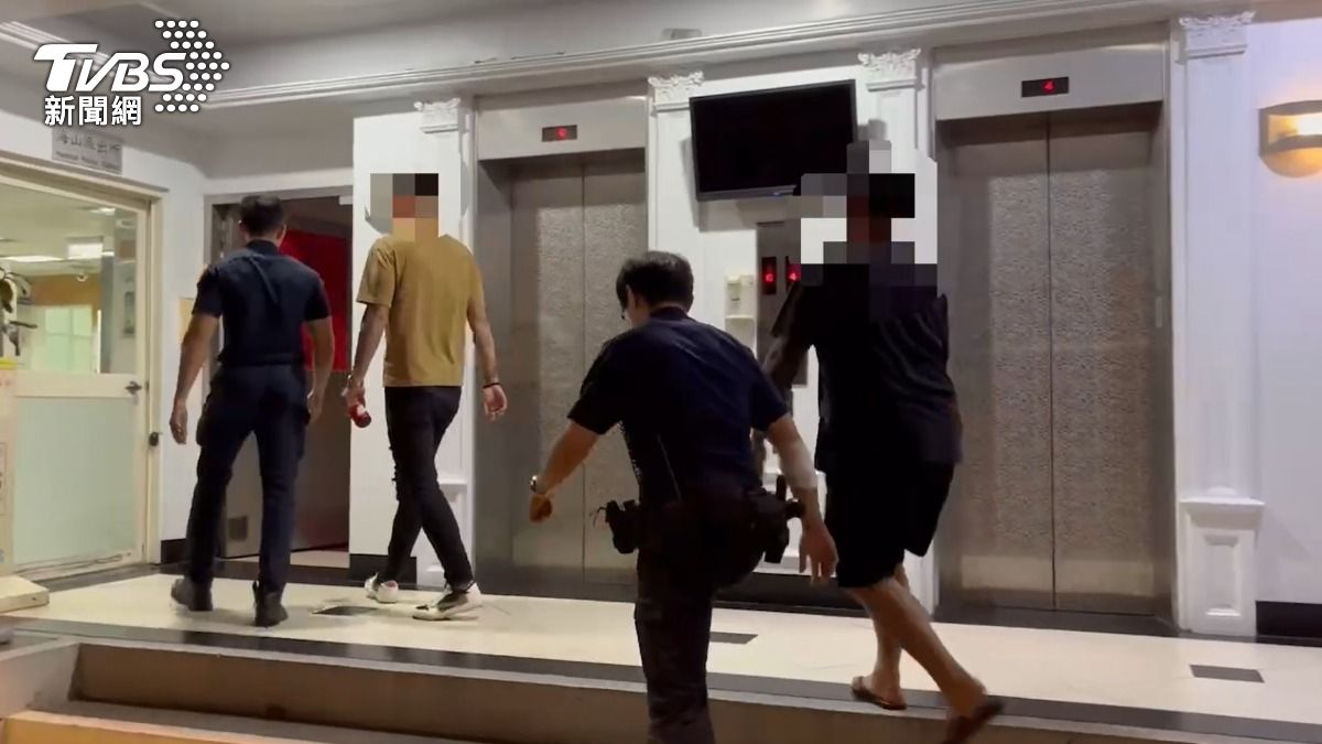 警方帶回施暴的林男等4人。(圖/TVBS)