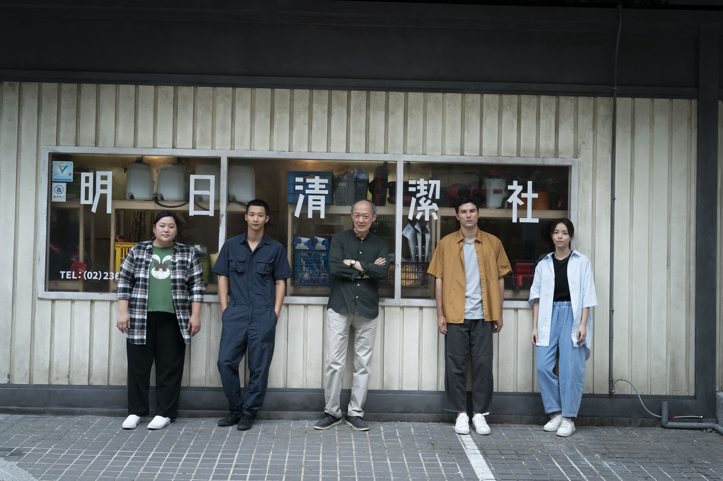 左起蔡嘉茵、黃冠智、金士傑、鳳小岳、宋芸樺,劇中是專門做特殊現場清理的「明日清潔社」的成員。(圖/果陀娛樂提供)