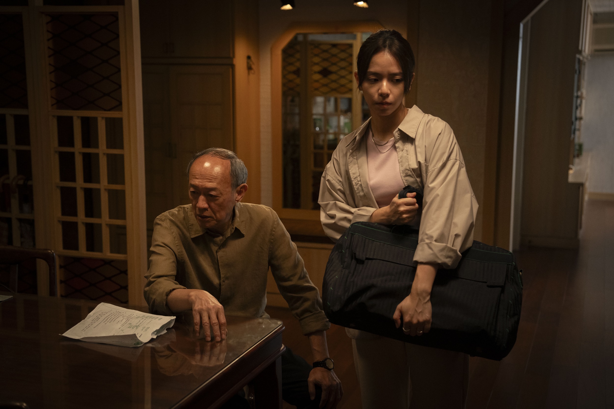 宋芸樺與金士傑演出父女,劇中性格高冷,個性據理力爭。(圖/果陀娛樂提供)