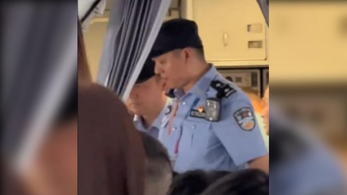 吸菸女乘客不聽勸,最後被警方逮走。(圖/擷取自微博)