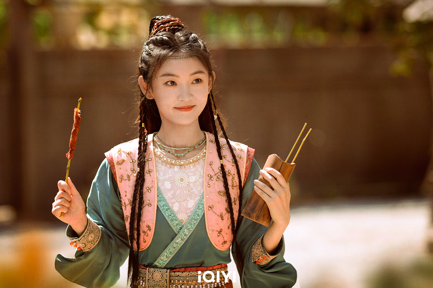 周依然在《四方館》飾演阿術。(圖/iQIYI國際站提供)