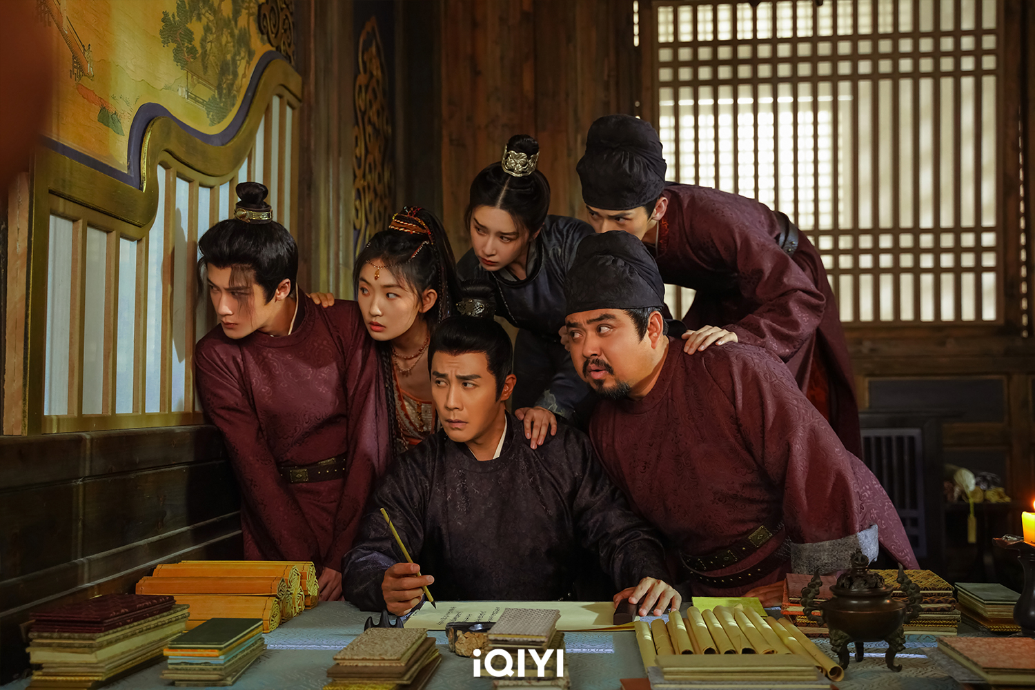 《四方館》懸疑燒腦又不失笑點的情節,獲得觀眾好評。(圖/iQIYI國際站提供)