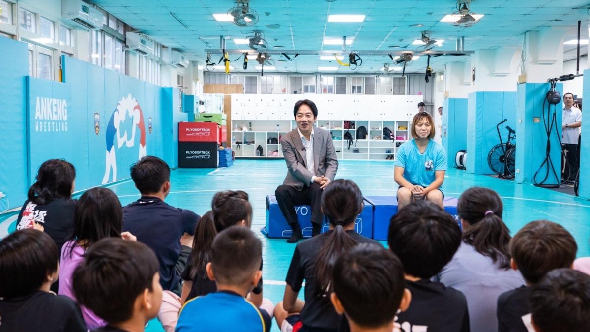 賴清德執政百日送暖「角力隊」 選舉補助款化身學生新鞋