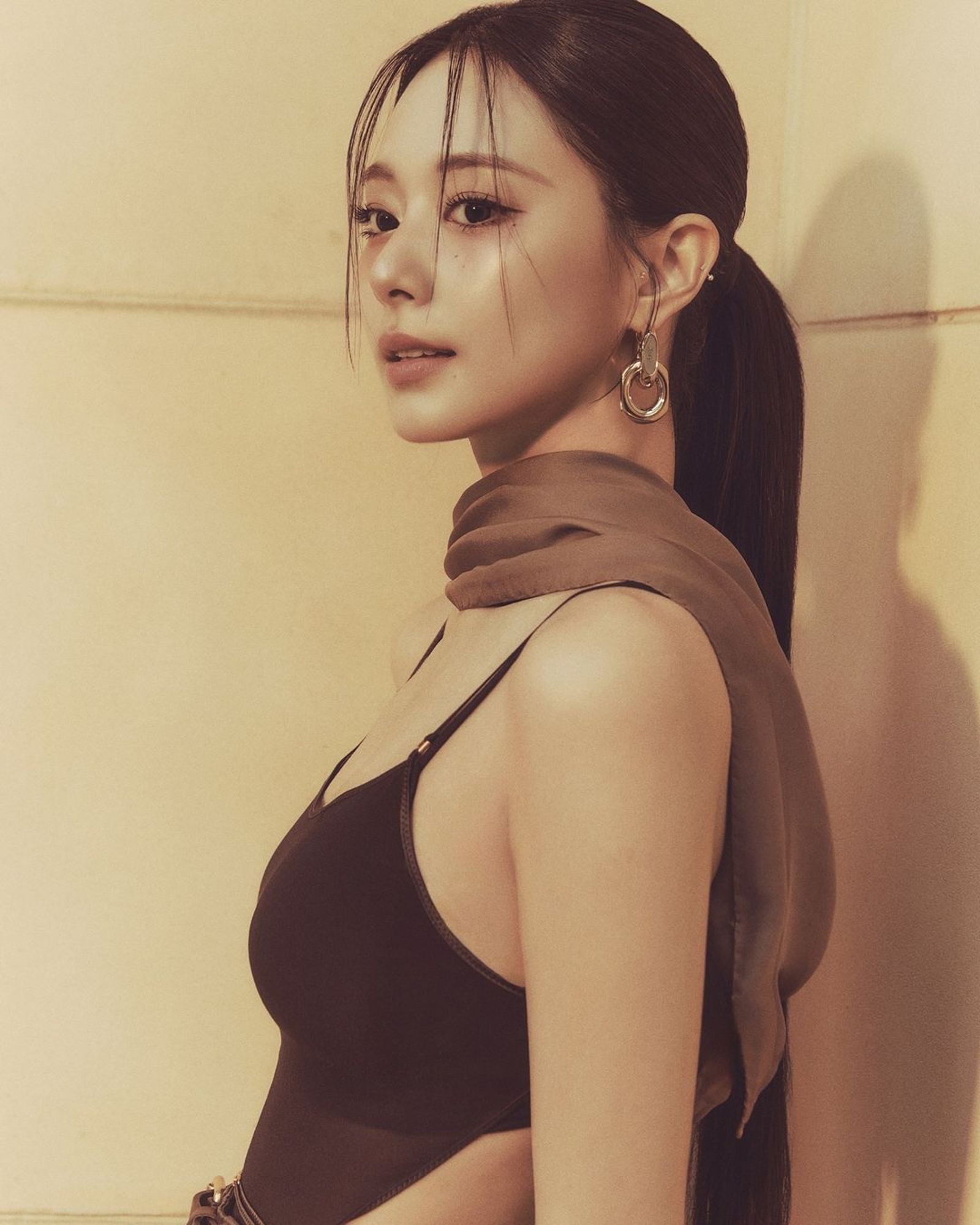 周子瑜最新預告釋出黑色透膚裝,展現性感一面。(翻攝IG@twicetagram)