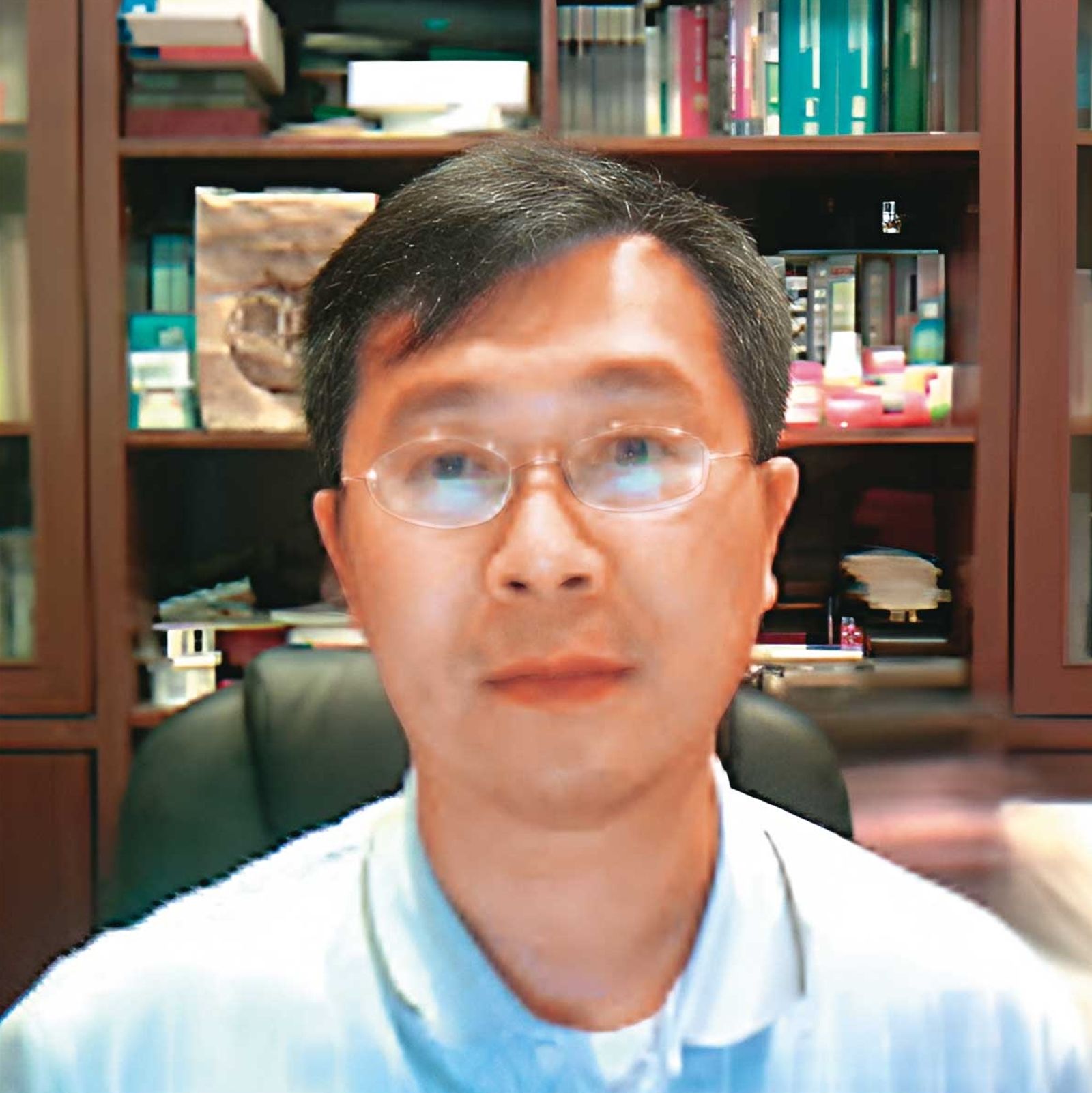 狼醫林朝順擁有醫學科學研究所博士的高學歷,竟在行醫時對女病患伸出狼爪。(圖/翻攝自林男YouTube)