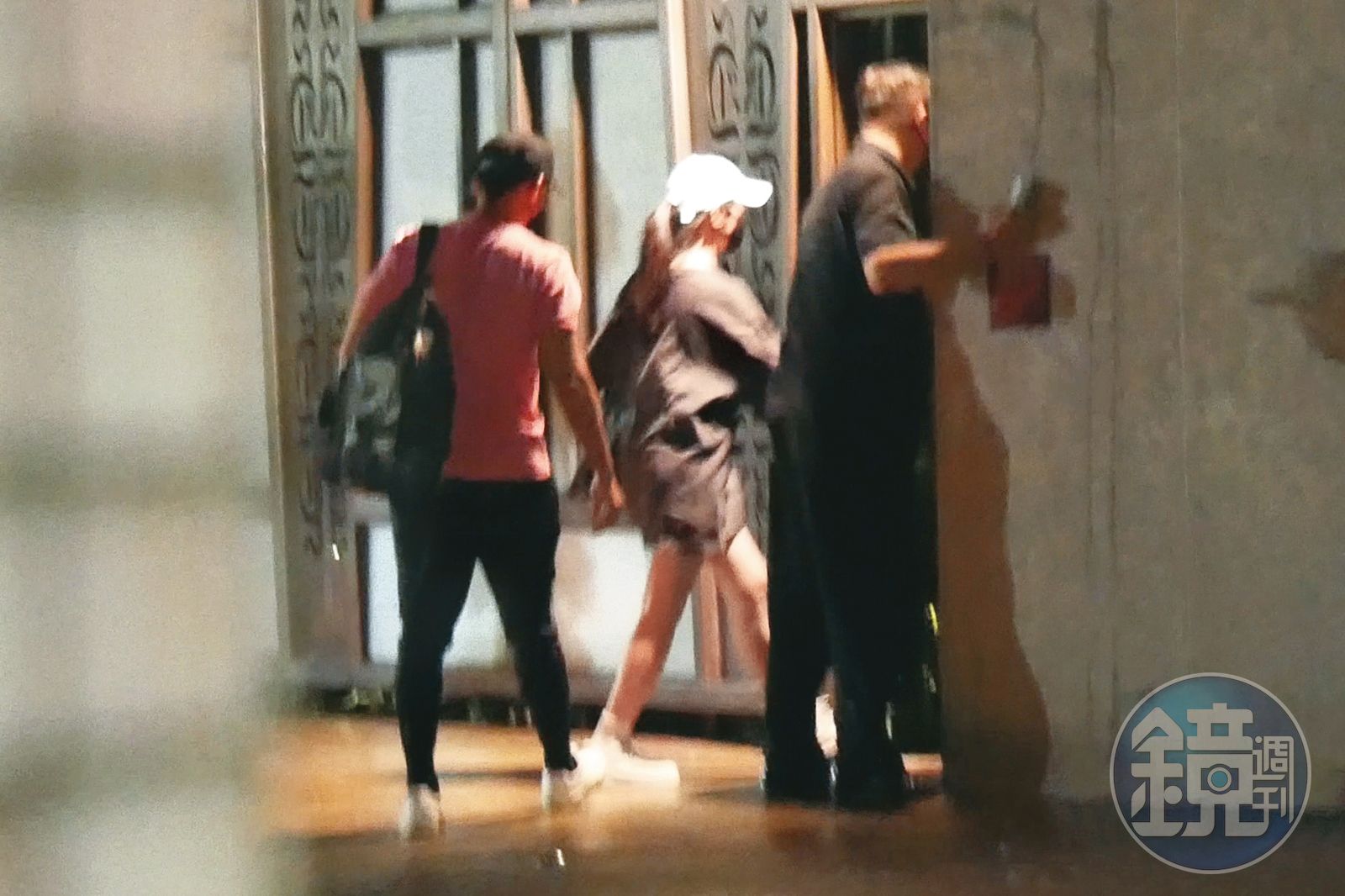 同一扇門,本刊曾經拍過温昇豪(左)深夜與李杏(中)結束聚會後一起進去,不過兩人解釋還有其他人在。(圖/鏡週刊)