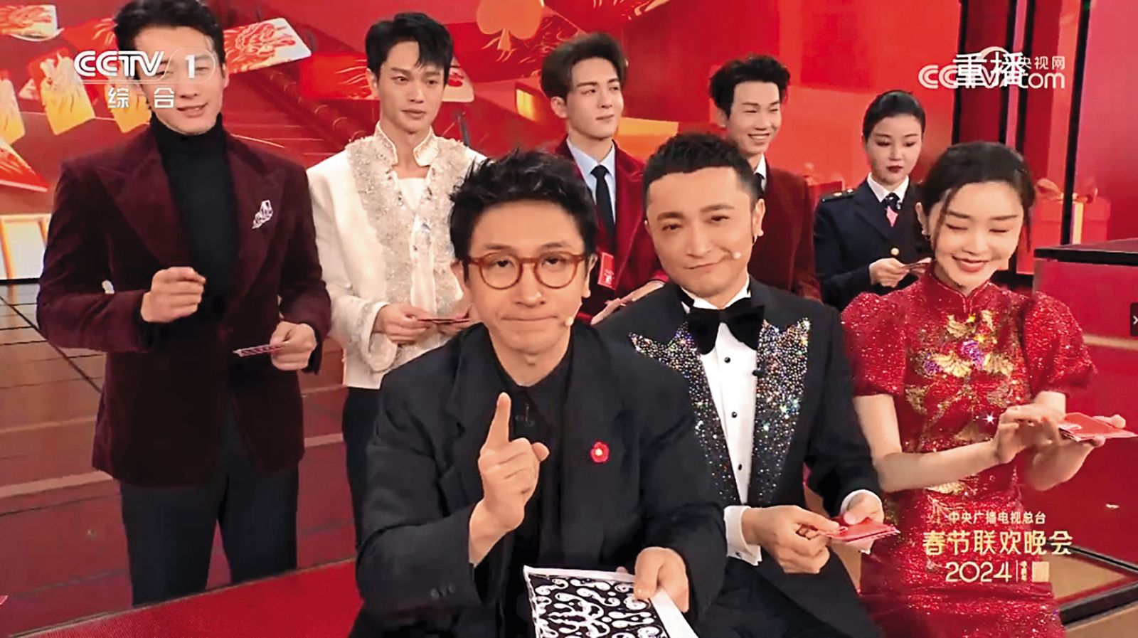 睽違5年，劉謙（前排左）於今年農曆年前，再登春晚表演魔術。（圖／翻攝自CCTV）