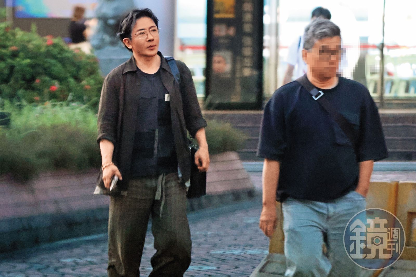 18：21 晚上六點多錄影結束，劉謙（左）在經紀人（右）陪同下步出電視台。（圖／鏡週刊）