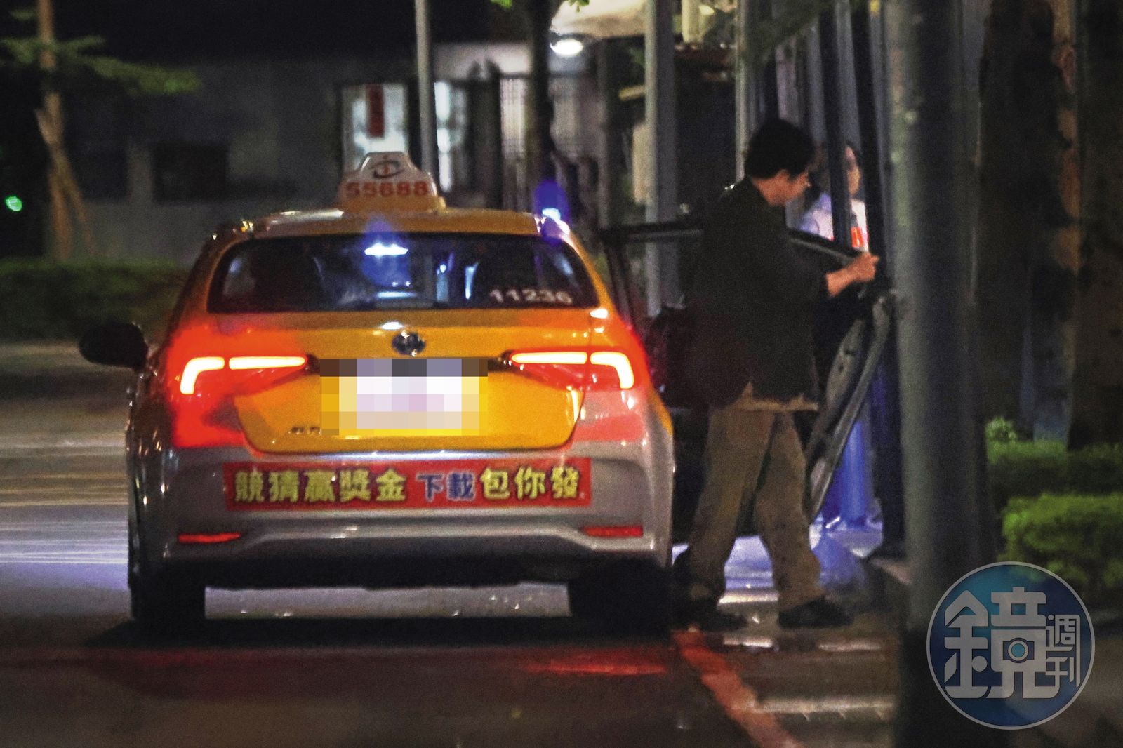 18：48 劉謙的作息單純，錄影完便搭車返回台北南港家中，晚上也不見他再出門。（圖／鏡週刊）