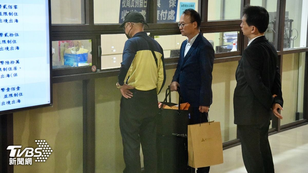 鄭文燦大哥親送2800萬元保釋金。(圖/胡瑞麒攝)
