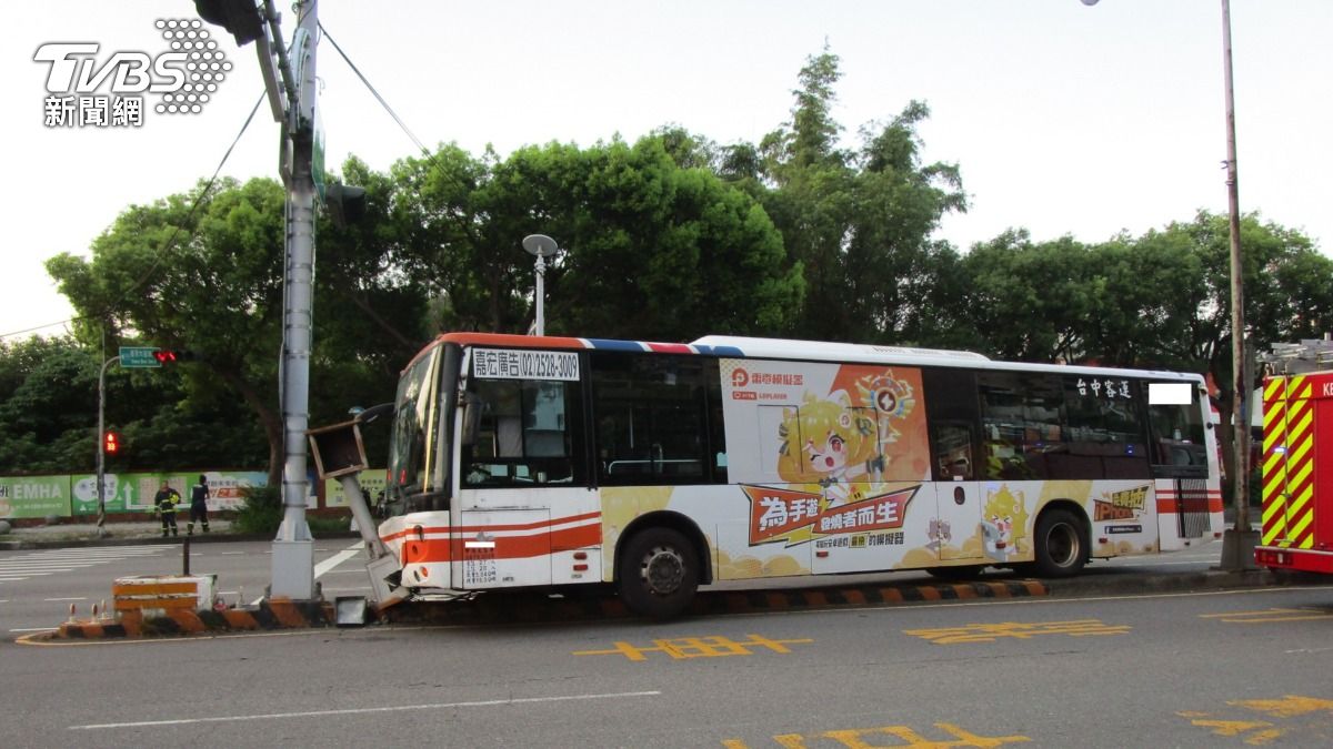 有片/才到職半年!台中公車駕駛上路5分鐘疑休克 撞分隔島亡