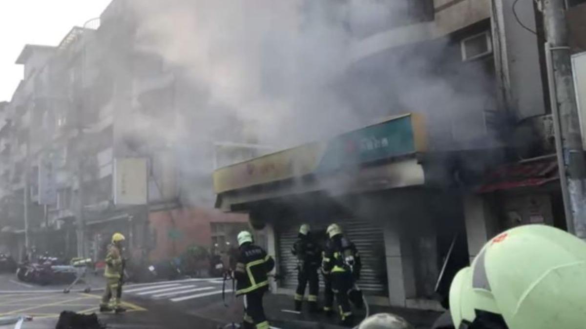 疑電動輪椅釀禍!北市天母彩券行火警 男子受困B1救出送醫