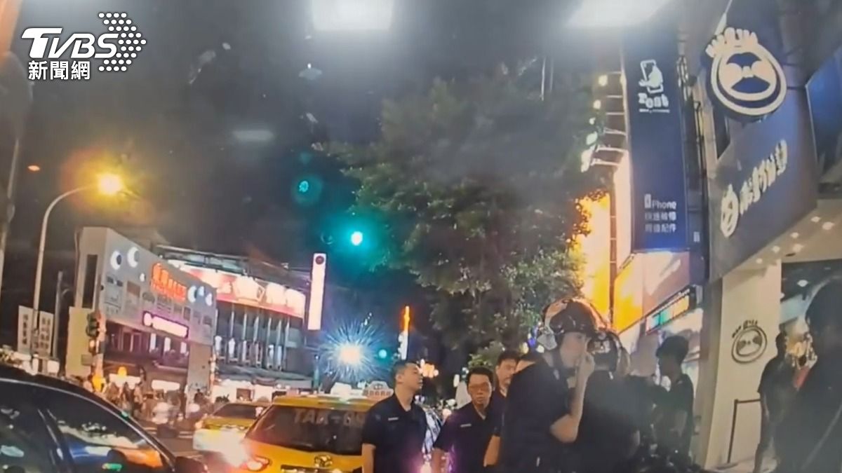 大批警力趕抵現場。(圖/TVBS)
