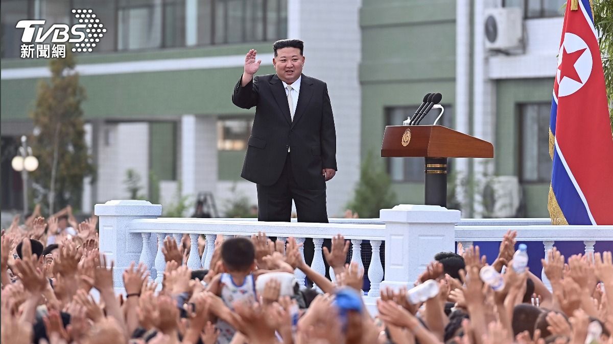 金正恩在國內是不能受到質疑、宛若「神明」的存在。(圖/達志影像美聯社)