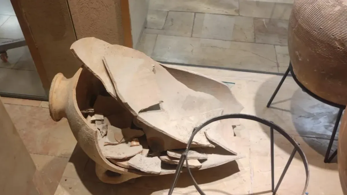 老爸嚇死!屁孩亂摸「擊落」博物館陶罐 竟是3500年前古文物