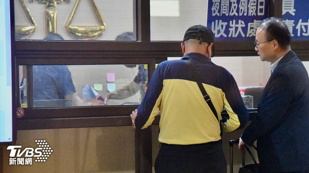 由於保釋金的金額龐大,法警花了超過2個小時才清點完畢。(圖/胡瑞麒攝)
