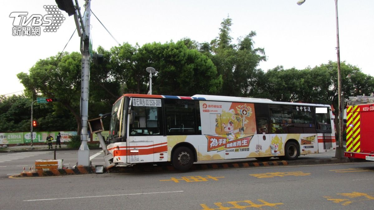 林男疑似因身體不適休克,失去呼吸心跳,接著整台車偏離撞上分隔島。(圖/TVBS)