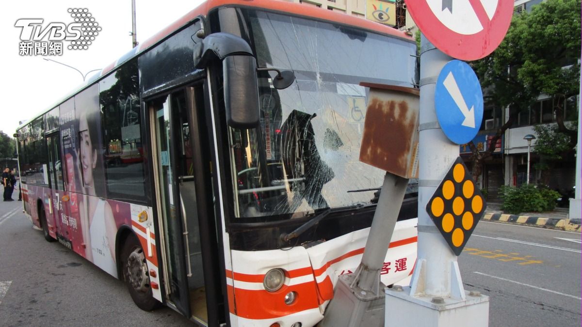 二度就業公車司機疑休克!撞分隔島亡 業者嘆:沒年輕人要來