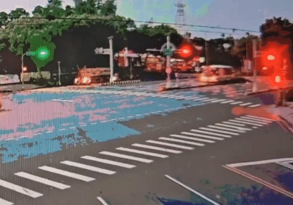 林男疑似因身體不適休克，失去呼吸心跳，接著整台車偏離撞上分隔島。（圖／TVBS）