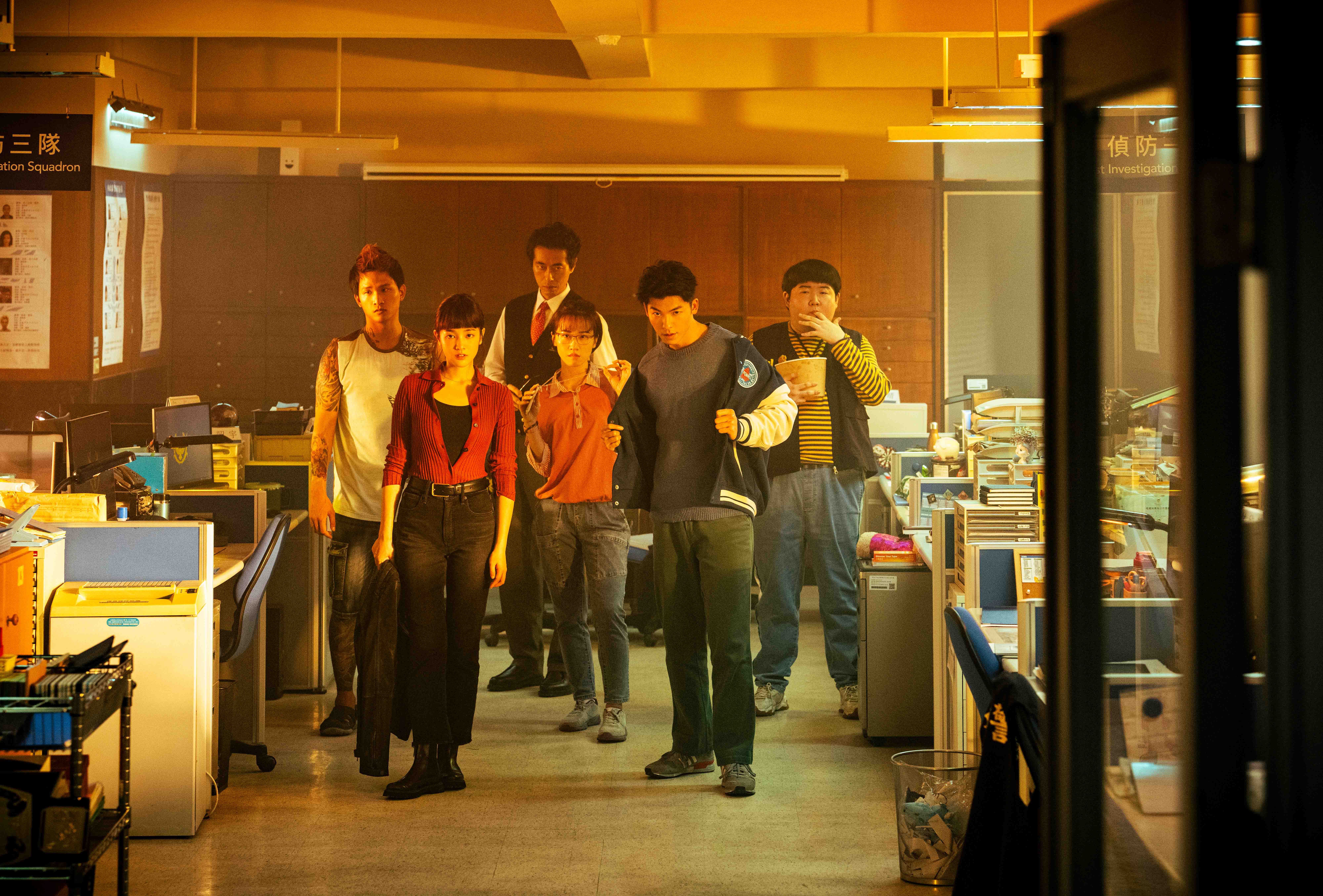 劇中許光漢(右二)高唱「瑪爾濟斯之歌」掀起討論。(圖/Netflix提供)