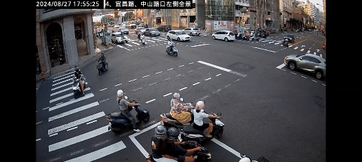 男子趴在白色休旅車的引擎蓋上,引起路人圍觀。(圖/TVBS)
