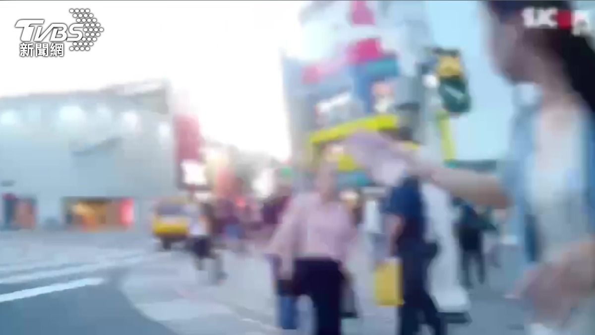 民眾向警方指出揮刀男子位置。（圖／TVBS）