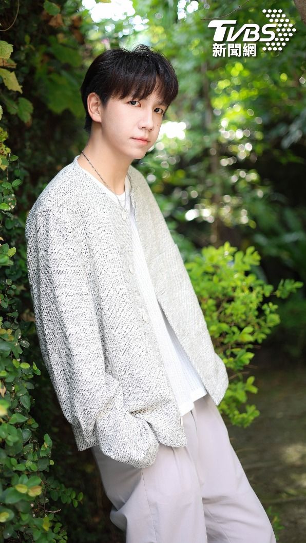 仕偉坦言C.T.O出道時雖然曝光滿滿,但起初幾乎沒收入。(圖/張哲鳴攝、場地提供:ACME)