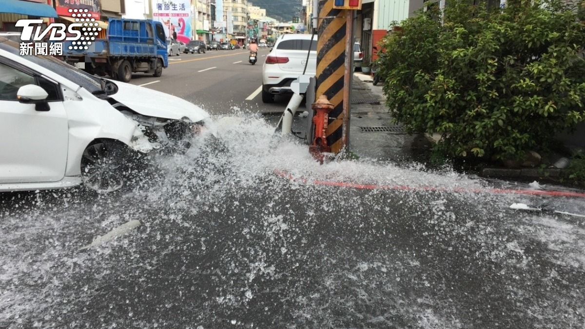 為閃機車猛撞消防栓 大量水流噴出「馬路變小河」畫面曝
