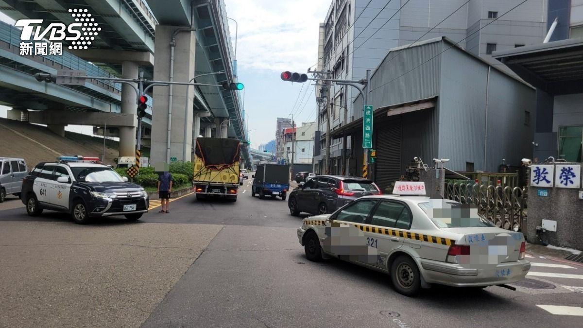 震撼教育!駕訓班女學員道路練車 慘被三寶逆向超車擊落