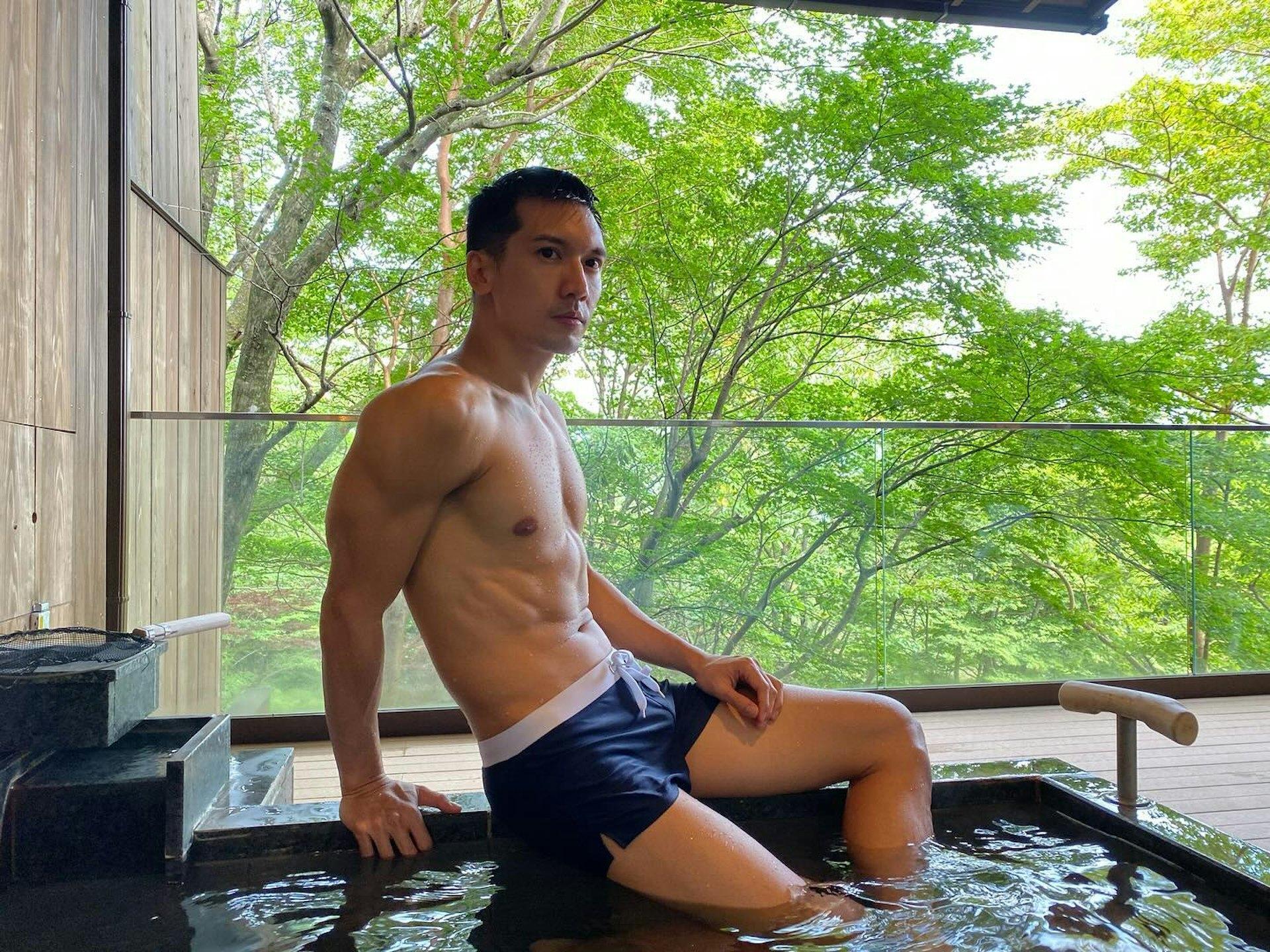 關智斌大秀好身材。(圖/翻攝自@kennyjr IG)