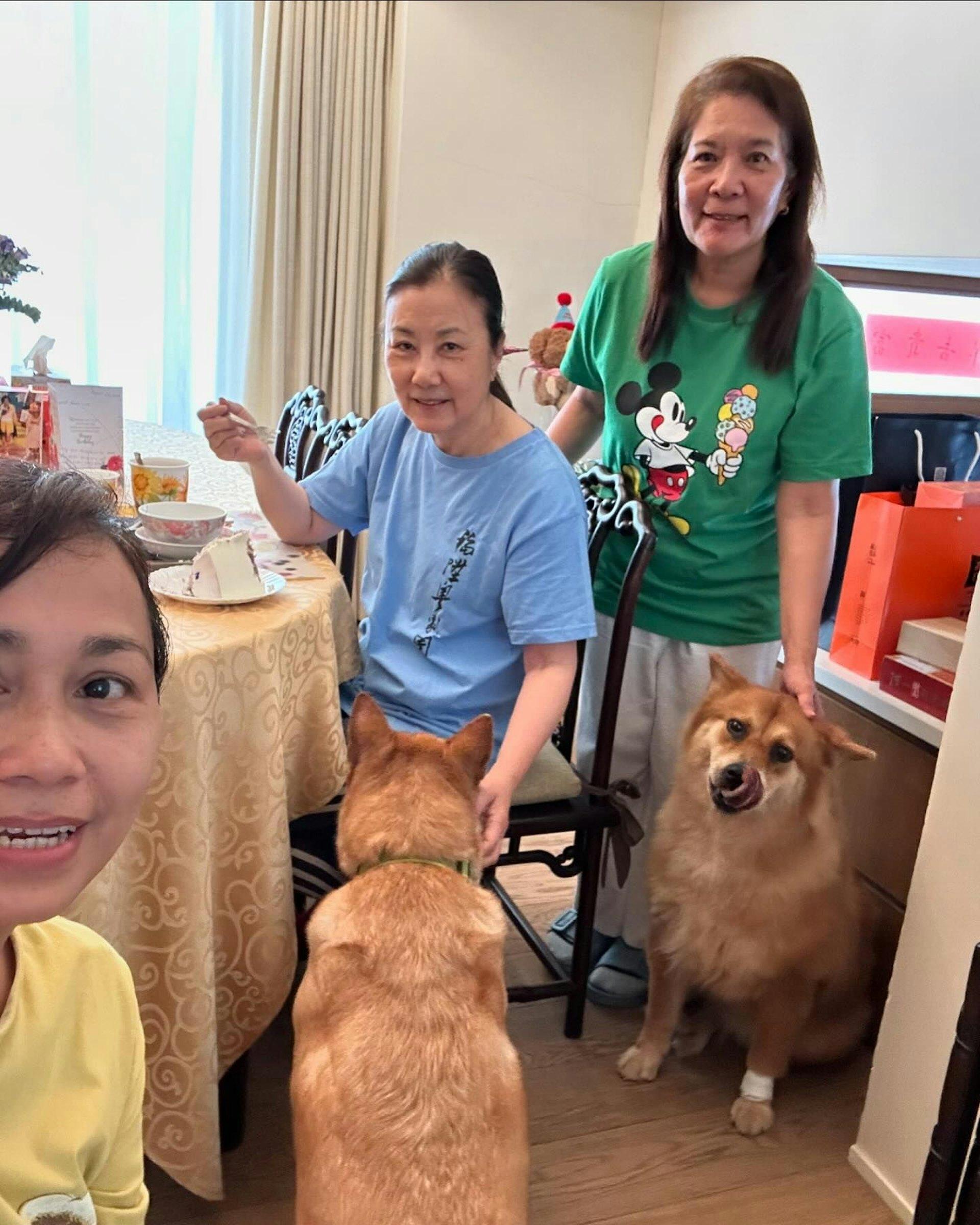 阿姐汪明荃在愛犬陪同下切蛋糕。（圖／翻攝自IG@wang_liza）