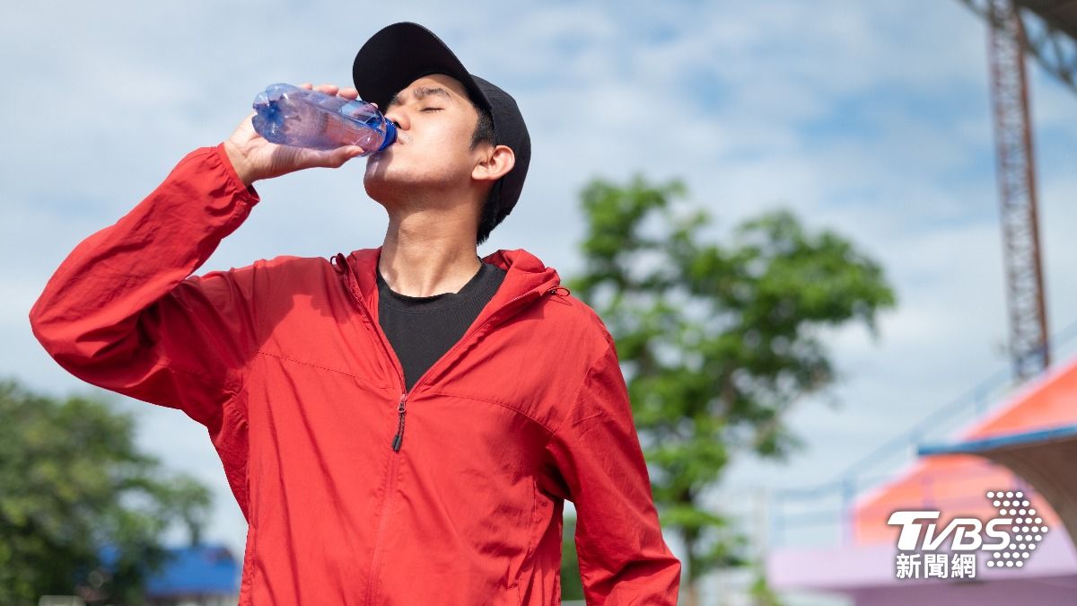 1瓶礦泉水含24萬塑膠微粒!男「天天喝爆洗腎」醫駁斥揭原因