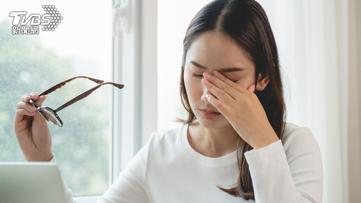 眼睛出現5症狀要當心!眼科醫示警「這問題」恐是腦部病變