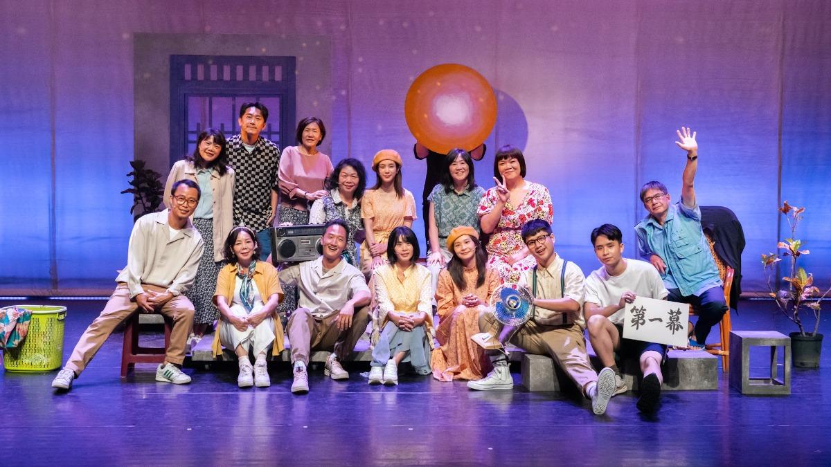舞台劇《天光》全體演員合照。(圖/客家電視提供)