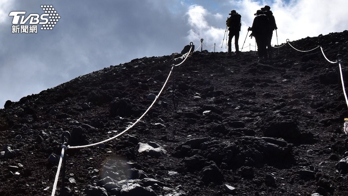 珊珊颱風撲日台女「硬爬富士山」摔倒被揹下山 日網怒:很蠢該收費
