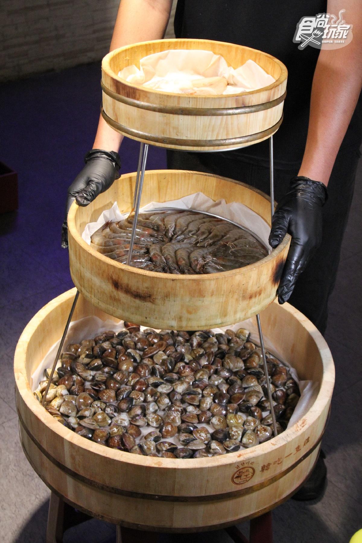 極其浮誇、有著滿滿海鮮的「三鮮桶」為店內的一大特色。(圖/食尚玩家)