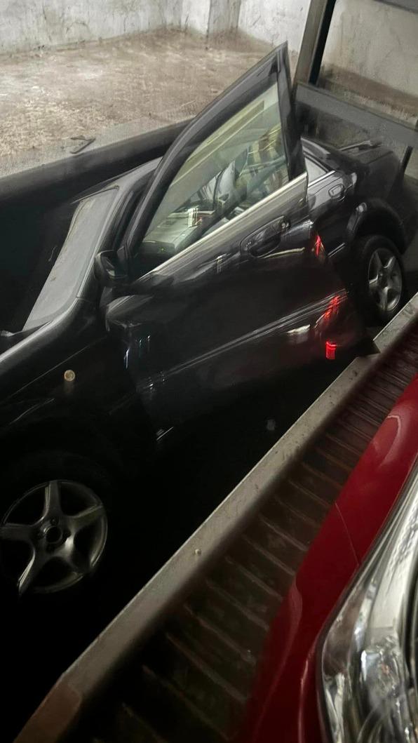 車門就被壓到變形。（圖／翻攝自爆料公社）