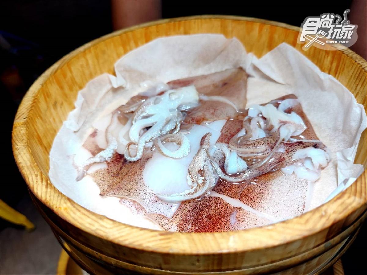 最上層的小木桶則放上兩隻透抽。(圖/食尚玩家)