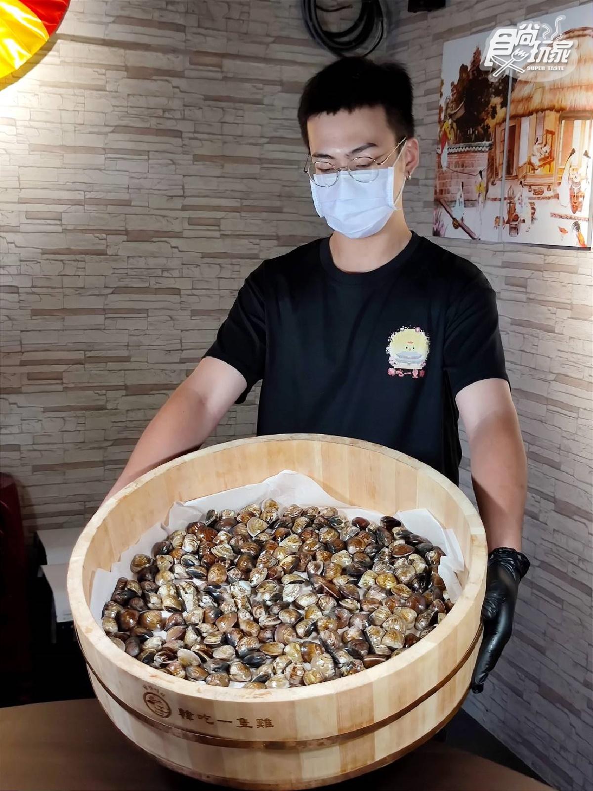 視覺超浮誇的「蛤蜊桶」用上足足5斤重的活蛤蜊。(圖/食尚玩家)