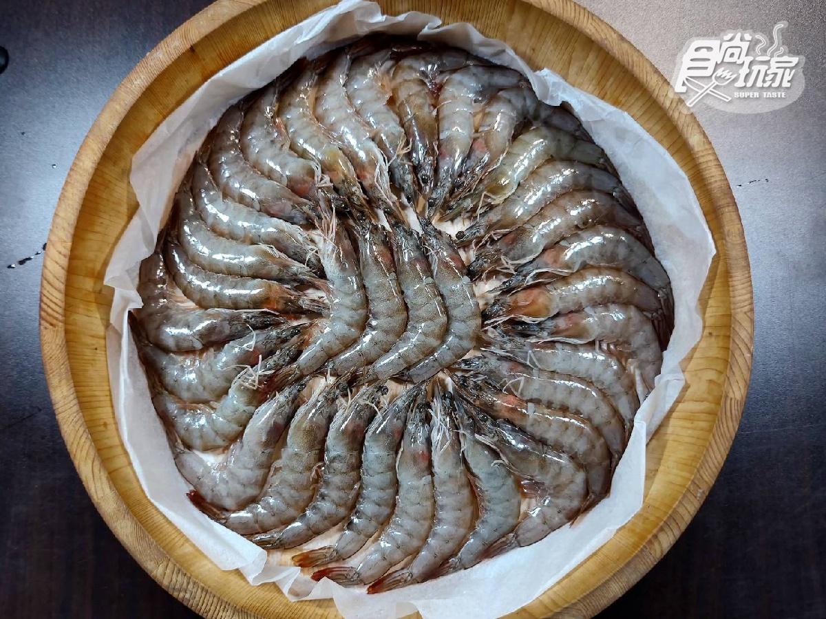 第二層則為白蝦桶,通常會依大小放上40~50隻左右的白蝦。(圖/食尚玩家)