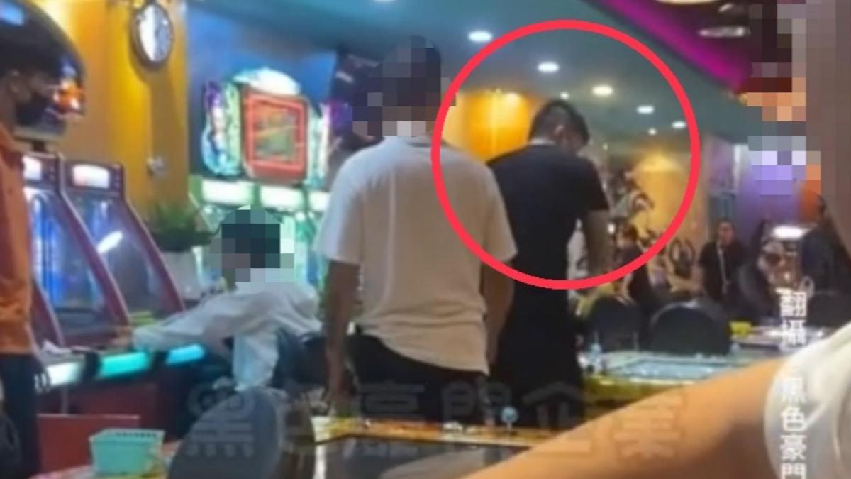 玩釣魚機台一直輸!高雄男超氣砸了湯姆熊 圍觀民眾看傻眼